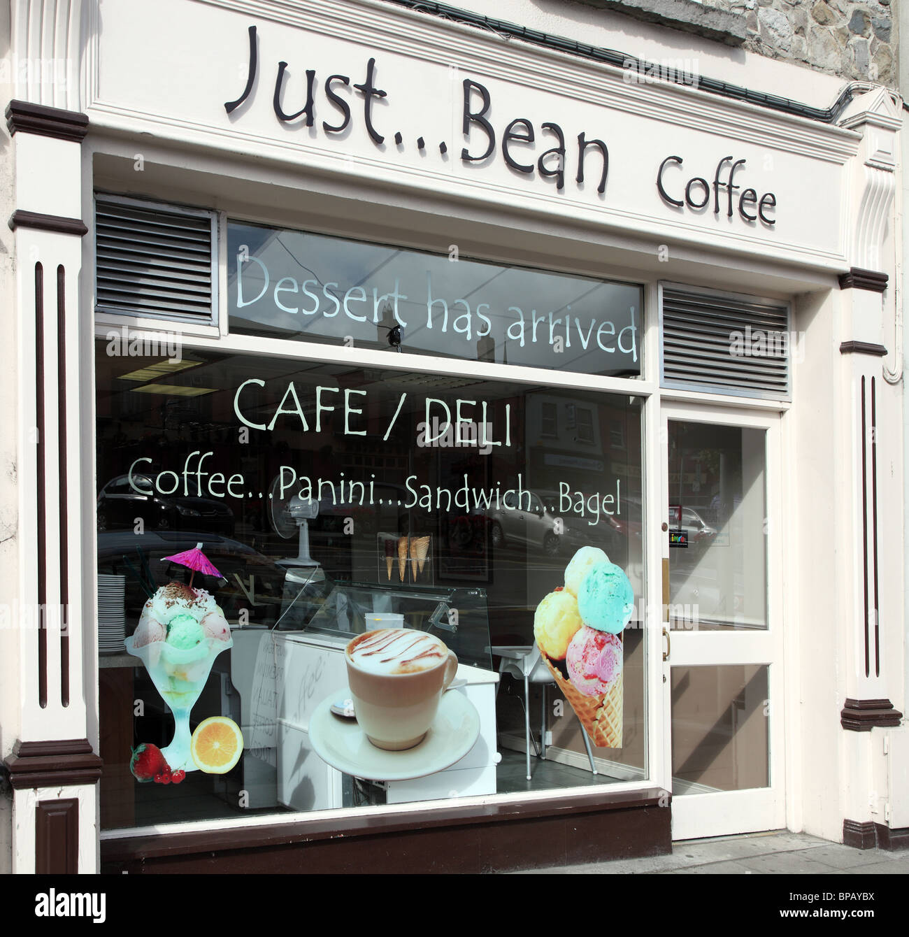 Nur Bean Cafe Deli, Main Street, Carrickmacross, Co. Monaghan, Irland Stockfoto