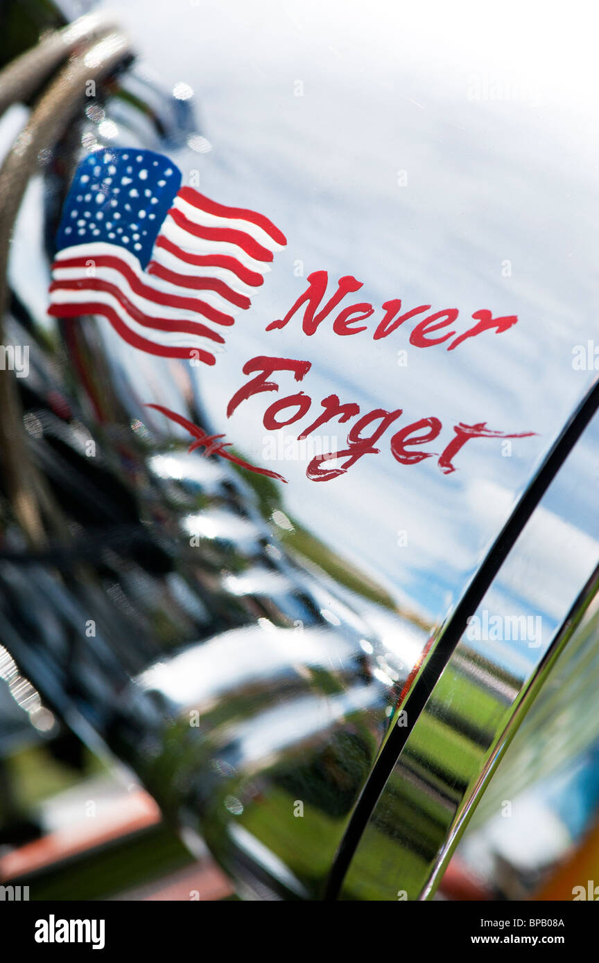 Die Worte "nie vergessen" und eine amerikanische Flagge gemalt auf einer Harley Davidson Motorrad Chrom Scheinwerfer Stockfoto