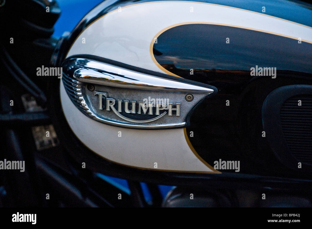 Nahaufnahme des Triumph-Logos auf einem Benzintank eines Motorrads Stockfoto