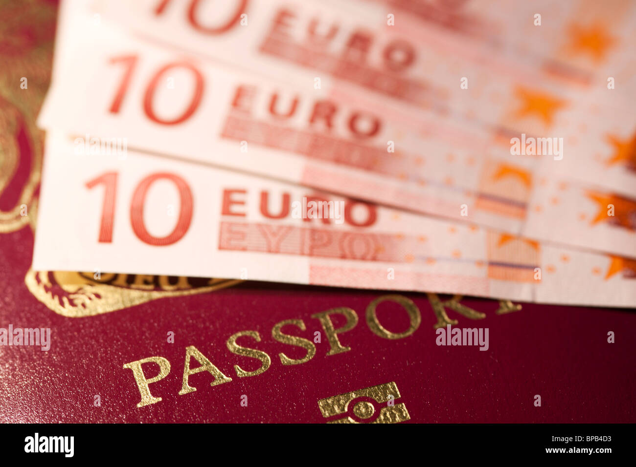 Reisepass mit Euro an der Spitze Stockfoto