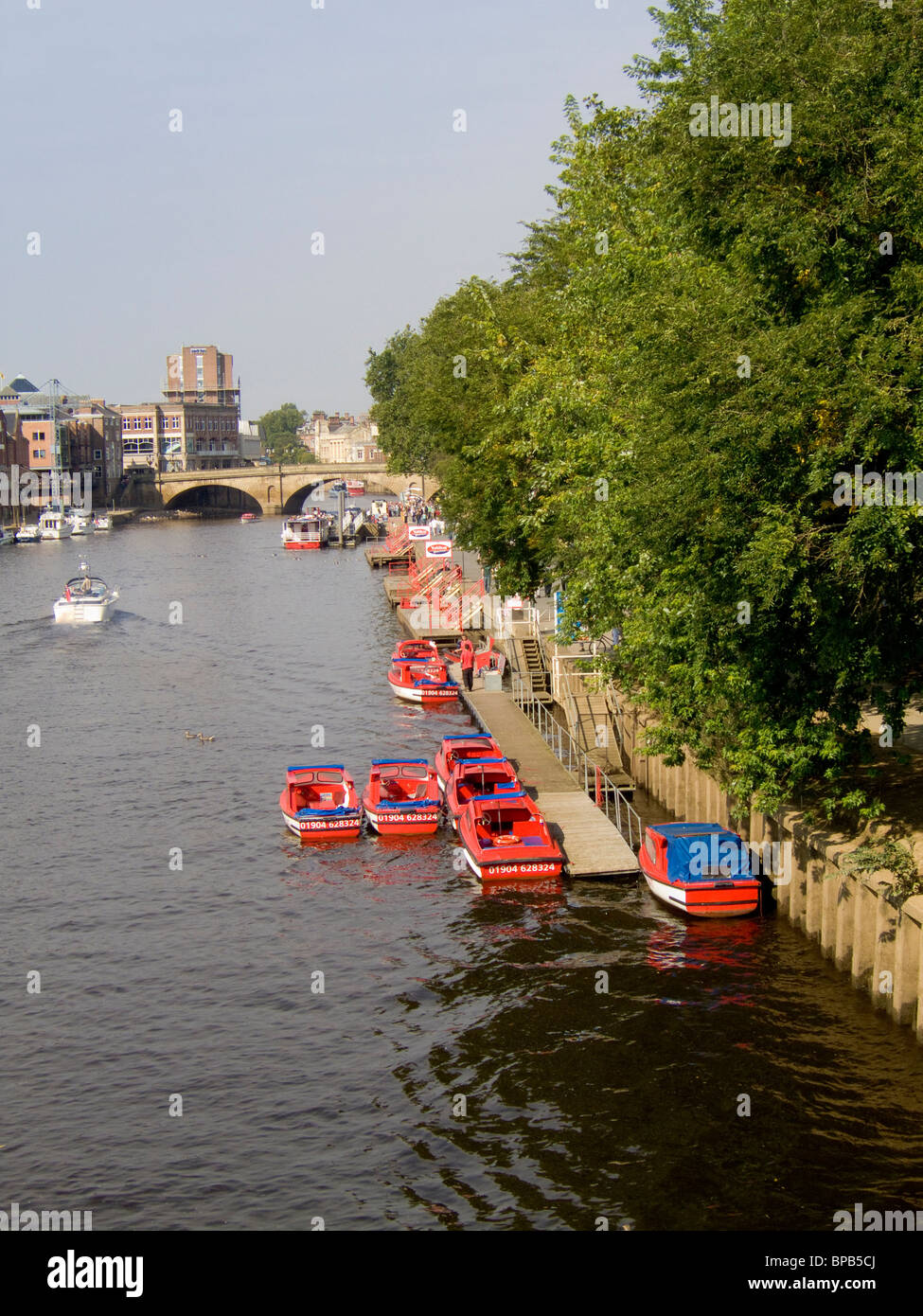 Der Fluss Ouse wurde von der Skeldergate-Brücke aus mit Blick auf die Ouse-Brücke mit festgetäuten Touristenbooten aufgenommen. York Stockfoto