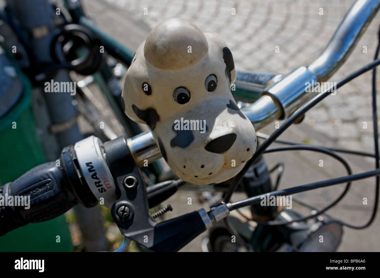 Bicycle horn -Fotos und -Bildmaterial in hoher Auflösung – Alamy