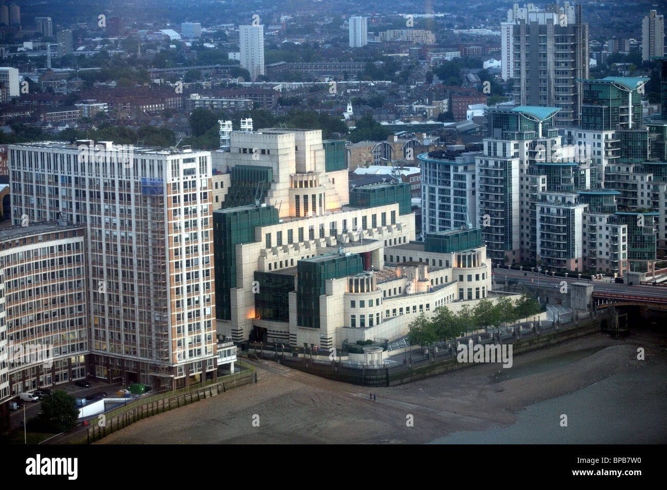 Luftaufnahme des Hauptsitzes der britischen Militär-Geheimdienst MI6 am Ufer der Themse Stockfoto