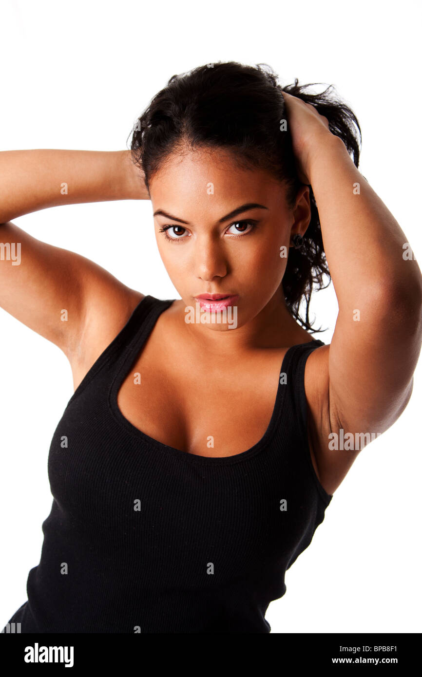 Schöne Hispanic Frau mit gebräunter Haut mit langen schwarzen Haaren trug Tank-Top, isoliert hochziehen. Stockfoto