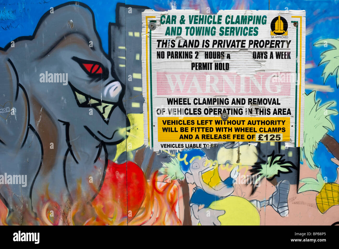 Auto und Fahrzeug Spann- und Abschleppen beachten in Privatbesitz über graffiti Stockfoto