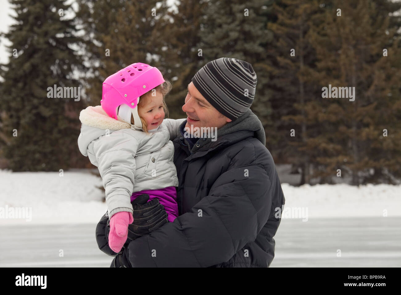 Edmonton, Alberta, Kanada; Vater und Tochter auf eine Outdoor-Eisbahn Stockfoto
