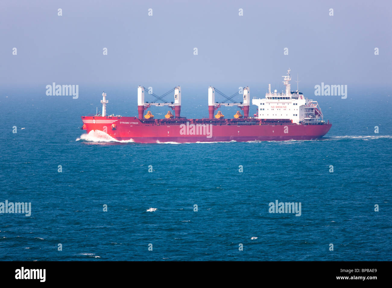Cargo Schiff dynamischen Stürmer auf hoher See Stockfoto