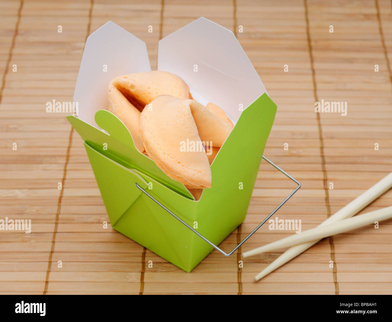 Chinesische Glückskekse In einer grünen herausnehmen Lebensmittel-Box Stockfoto