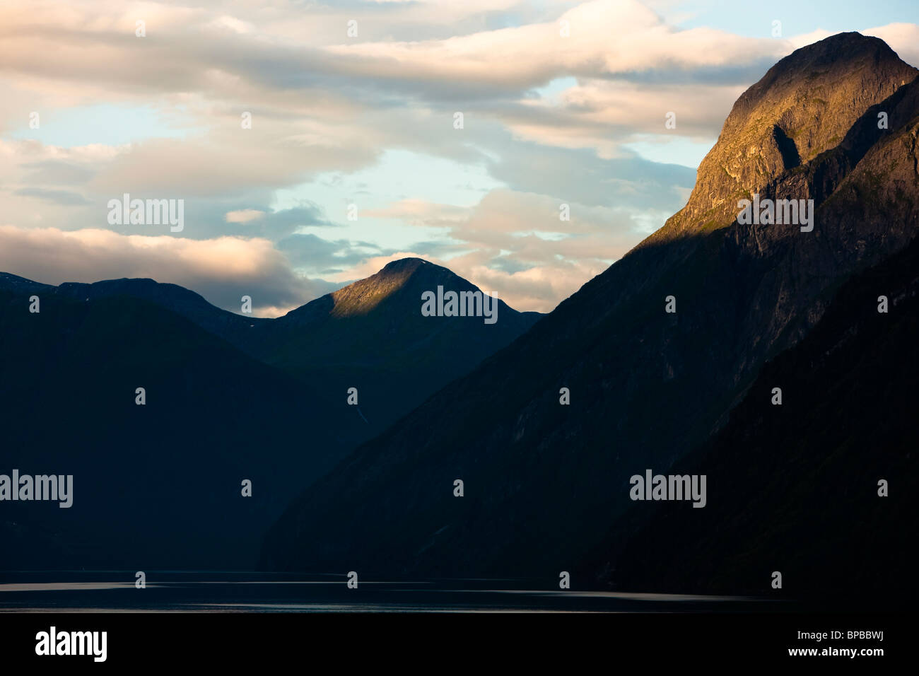 Norwegen-Stranda Sunnylvsfjord Fjord ruhige ruhige friedliche Granit Vorahnung Landschaft Textfreiraum Stockfoto