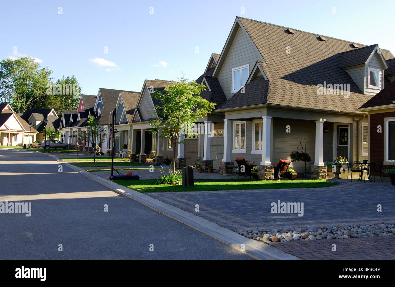 Moderne Single Family Homes in einer neuen s-Bahn-Straße In Nordamerika Stockfoto