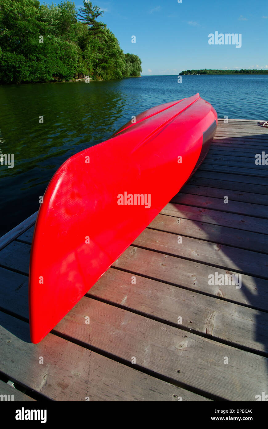 Rote Kanu auf einem hölzernen Zeder-Dock auf der Seite eine Lake Kanada Stockfoto