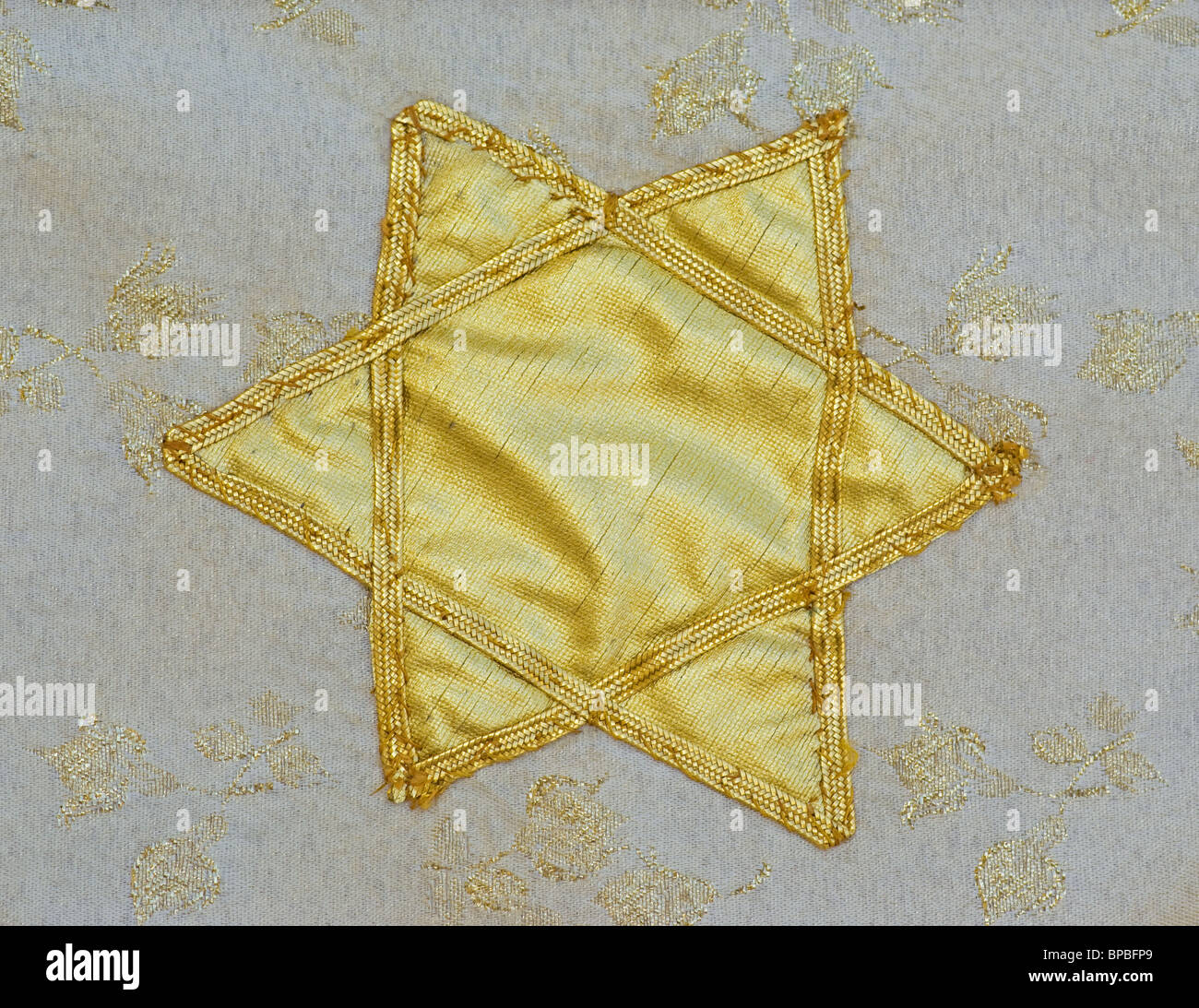 Vintage Gobelin mit Davidstern in gold Stockfoto