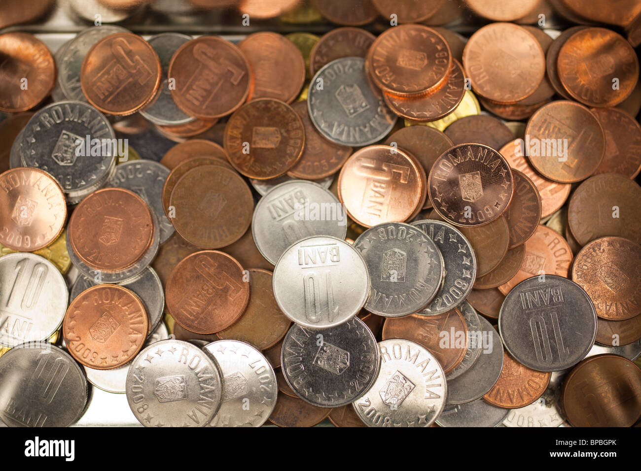 Verschiedene rumänische Währung Münzen in einer Metallbox. Stockfoto