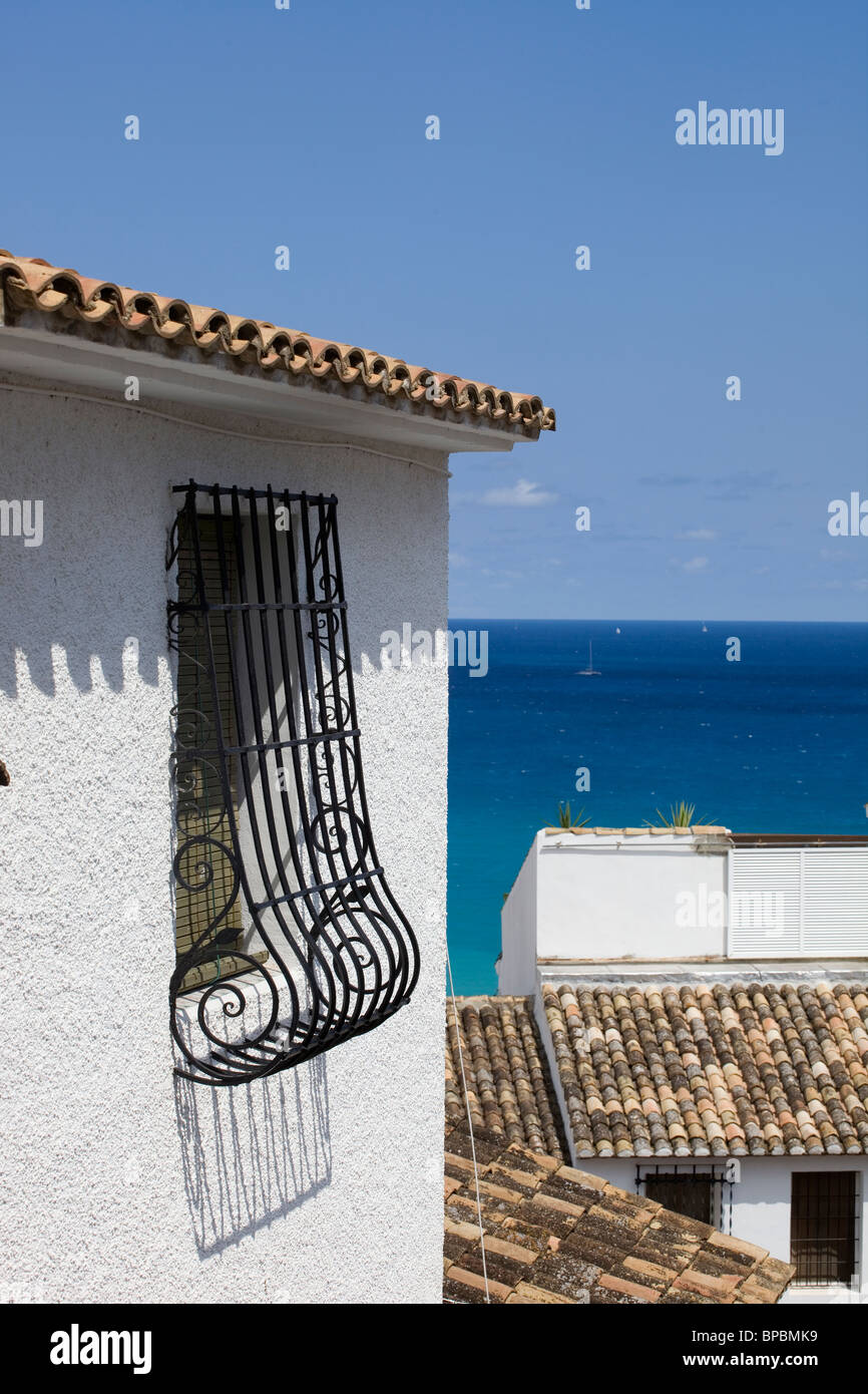 Ein Blick über die Dächer in Altea, Spanien. Stockfoto