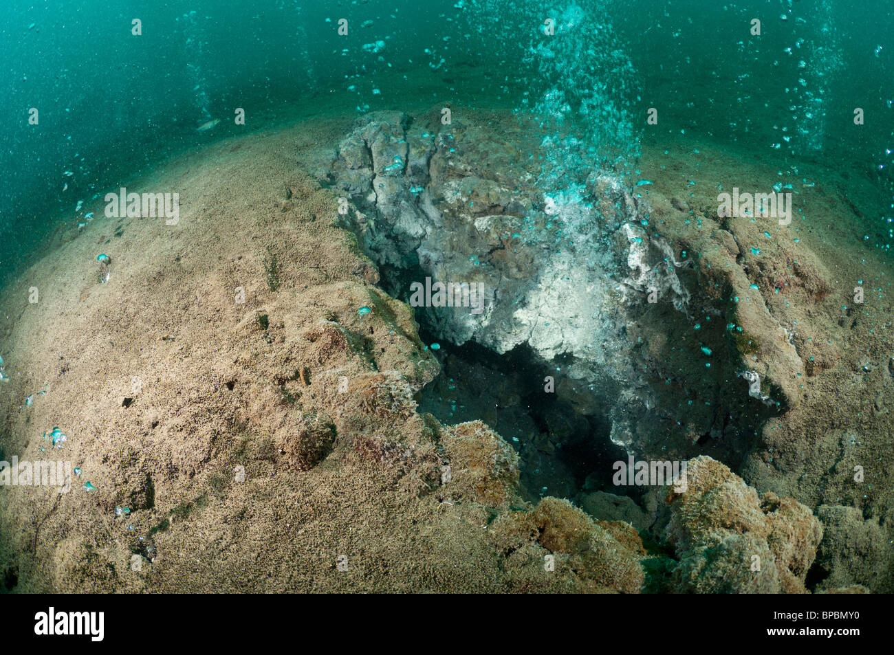 Ein Unterwasser Fumarole Freigabe Gasblasen, Pulau Weh, Sumatra, Indonesien. Stockfoto