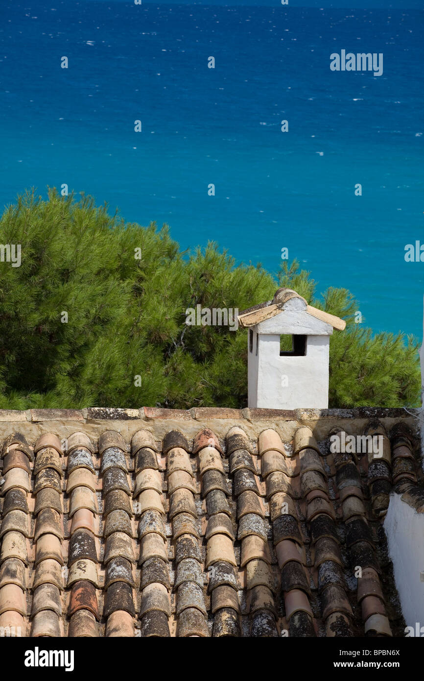 Ein Blick über die Dächer in Altea, Spanien. Stockfoto