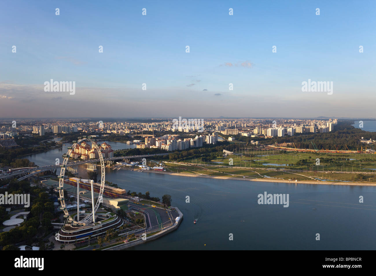 Luftaufnahme des Singapore Flyer und Wohnung Blöcke, Singapur Stockfoto