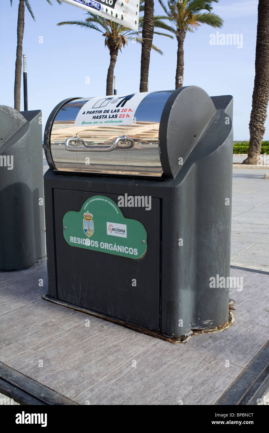 Foto-Ablage für organische Abfälle am Strand in Torrevieja, Spanien. Stockfoto