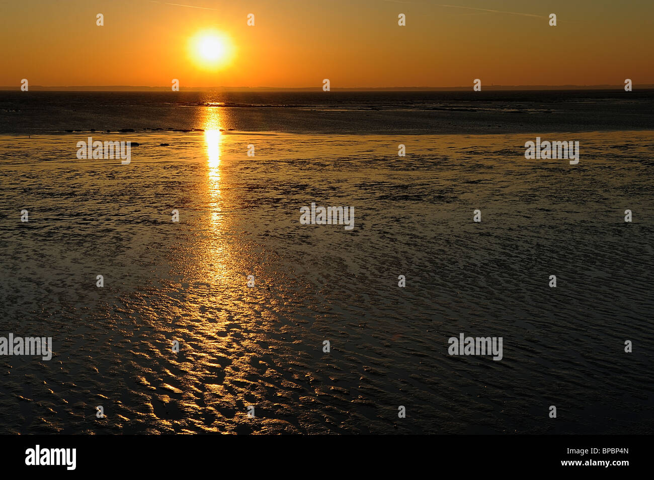 Sonnenaufgang über der Mündung der Gironde, Médoc, Frankreich Stockfoto