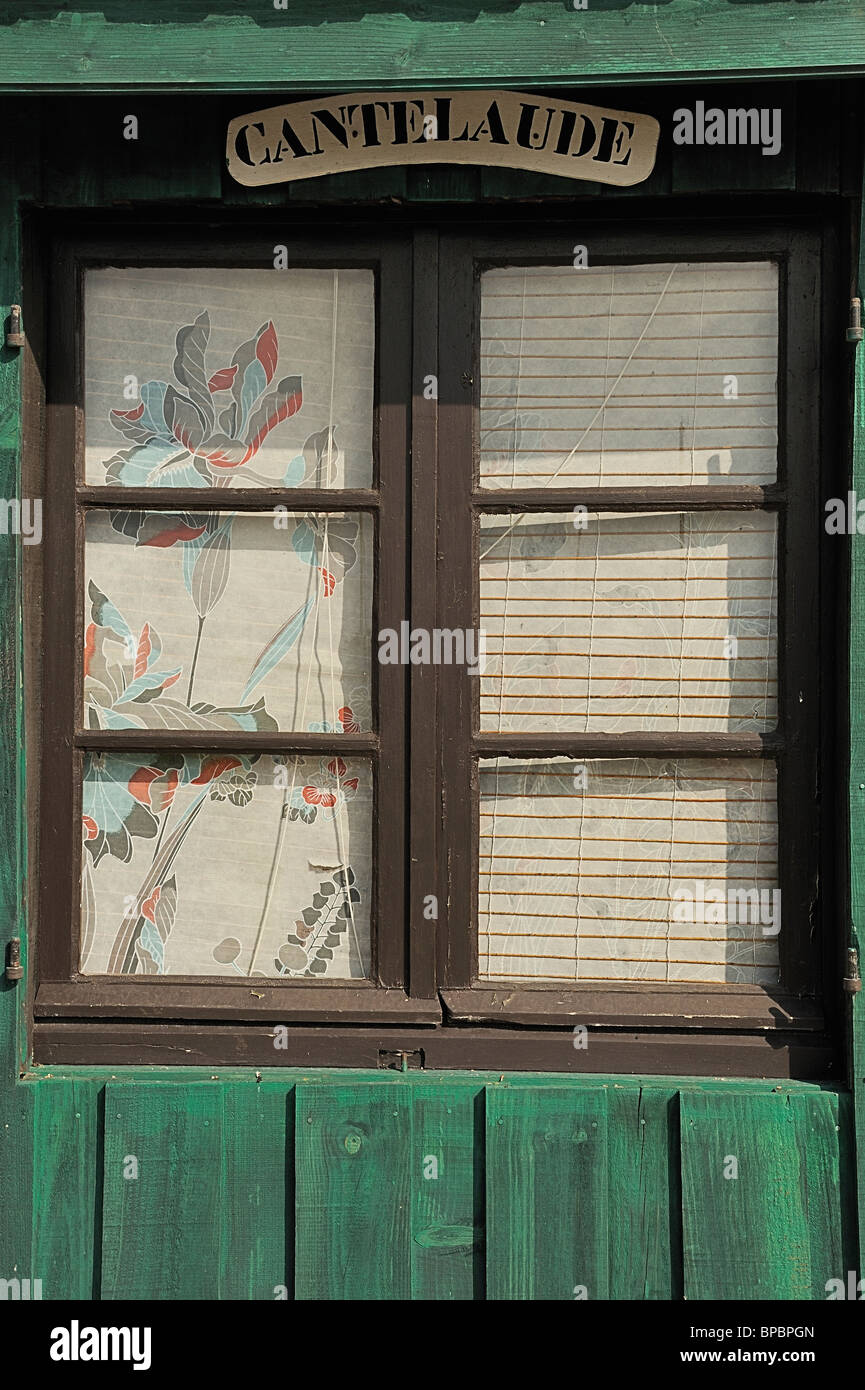 Fenster aus Holz Auster Hütte, Médoc, Südwest-Frankreich Stockfoto