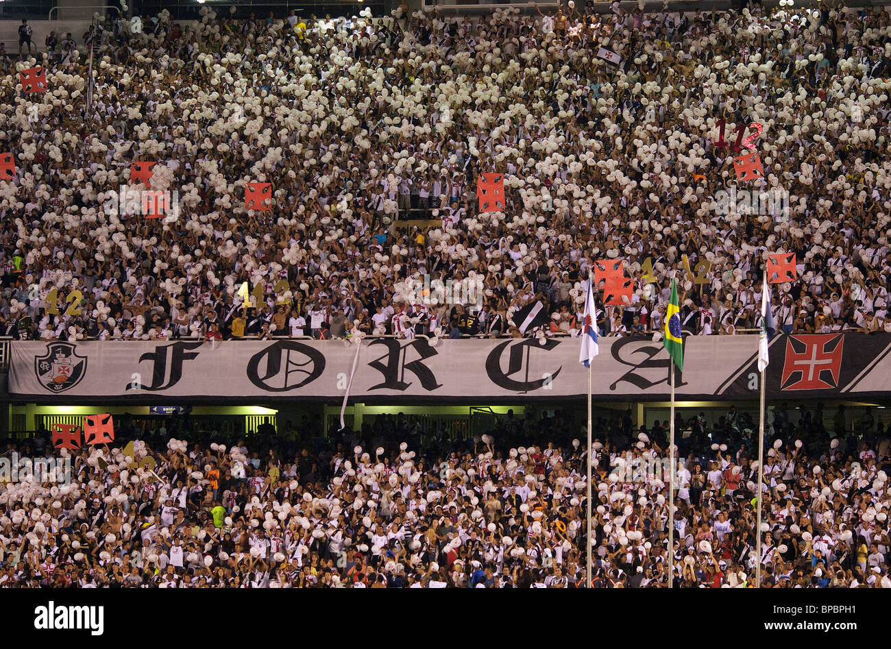 Vasco-Fans unterstützen ihr Team bei Fluminense FC V CR Vasco da Gama Futebol Brasileirao Ligaspiel am Maracana. Stockfoto