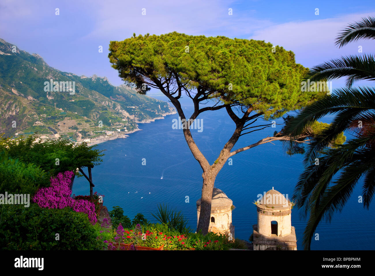 Blick auf die Amalfiküste von Villa Rufolo in die Hügel Stadt Ravello in Kampanien Italien Stockfoto