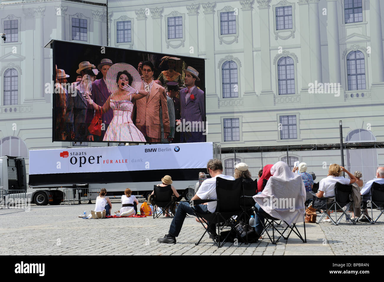 Zuschauer beobachten Outdoor-Oper in Berlin Deutschland Deutschland Europa Stockfoto