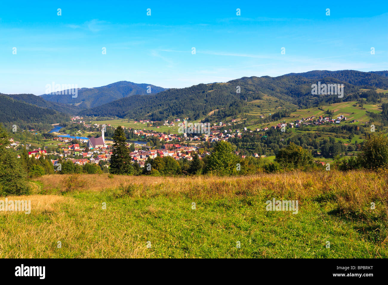 Panorama der kleinen Bergstadt in polnischen Karpaten. Stockfoto