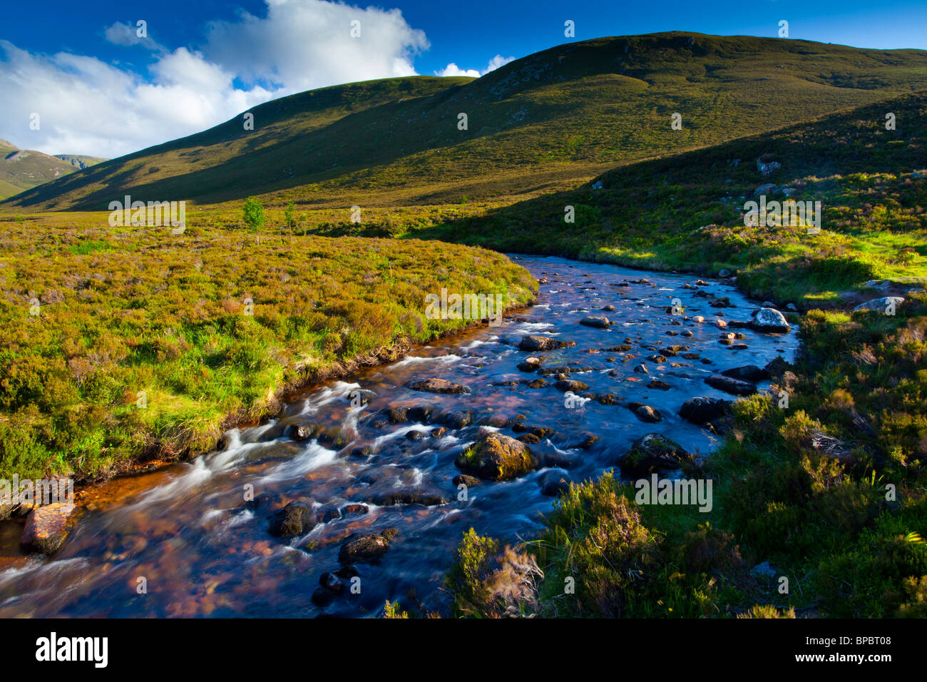 Schottland, Schottisches Hochland, Cairngorm National Park. Berg zu verbrennen durch die wilde Landschaft in der Nähe von Strath Nethy fließt. Stockfoto