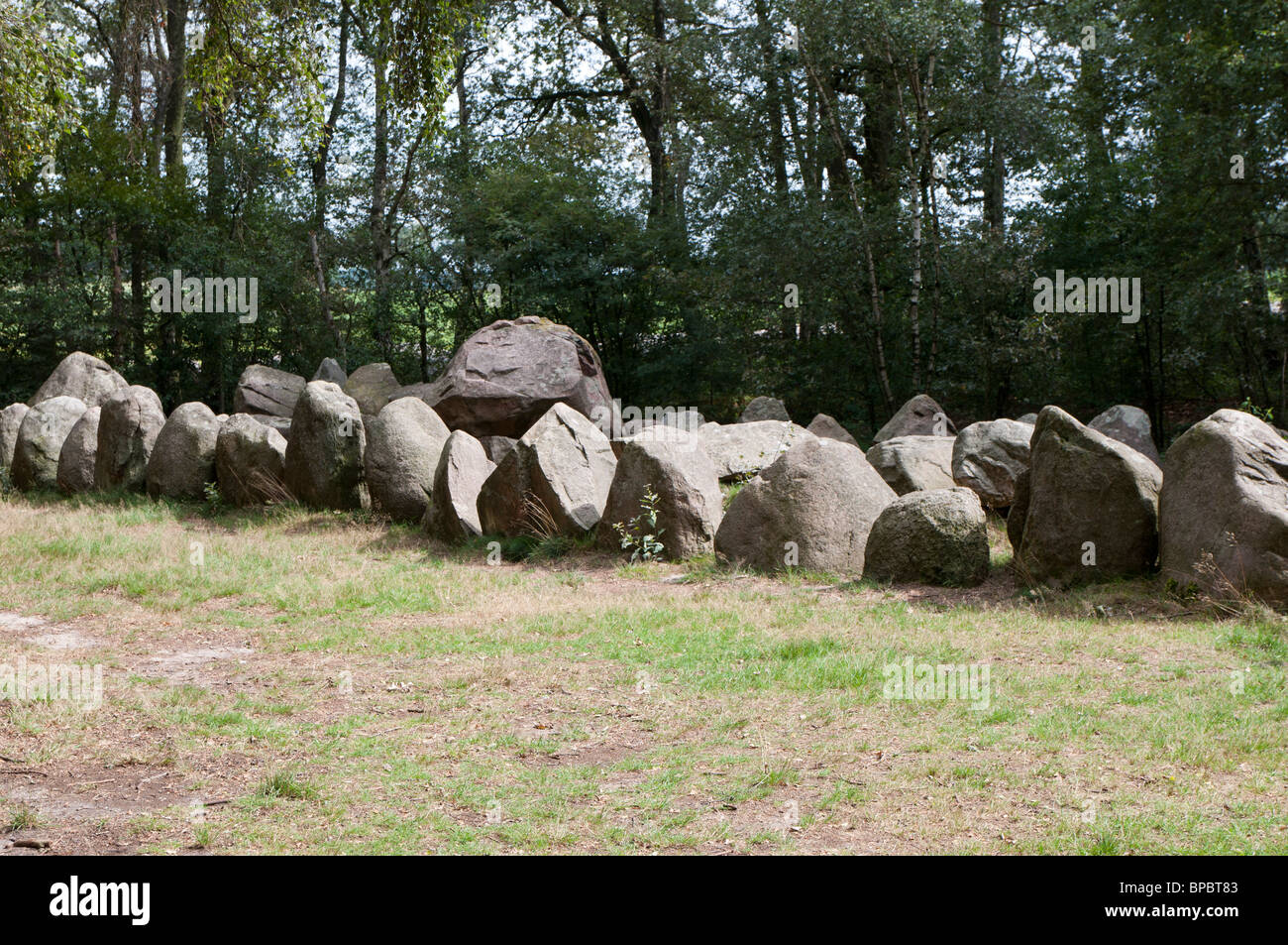 Megalithische Grabstätte Kleinenkneten II - Grosse Steine II, drei Camber in einem Gehäuse Stockfoto