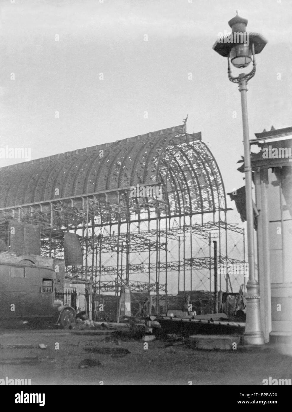 Hülle des Crystal Palace nach dem Brand, die die Gebäude, Sydenham, Süd-London, 1936 zerstört ausgebrannt. Stockfoto