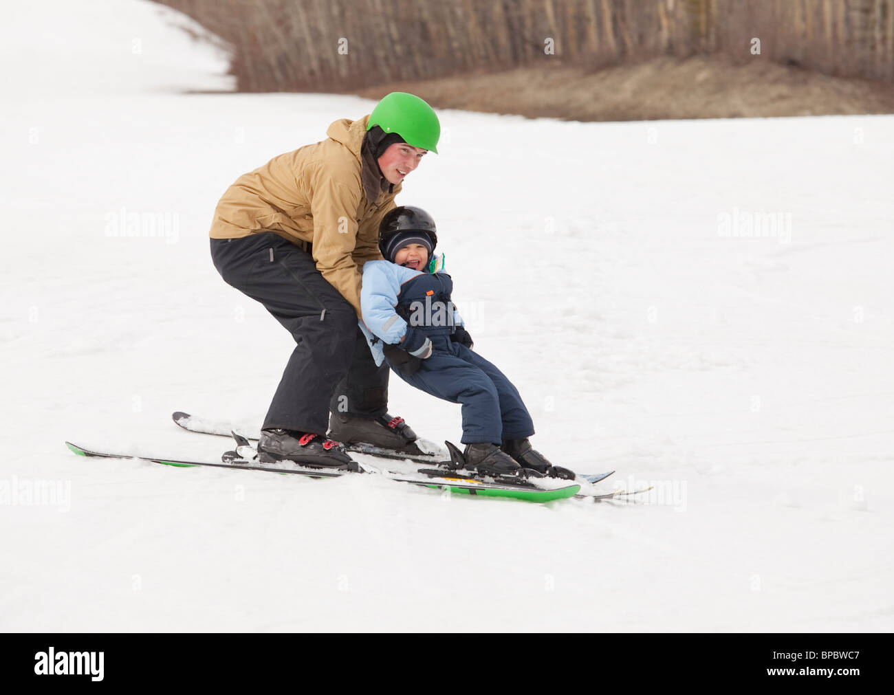 Red Deer, Alberta, Kanada; Vater und Sohn zusammen Skifahren auf einem Hügel Stockfoto