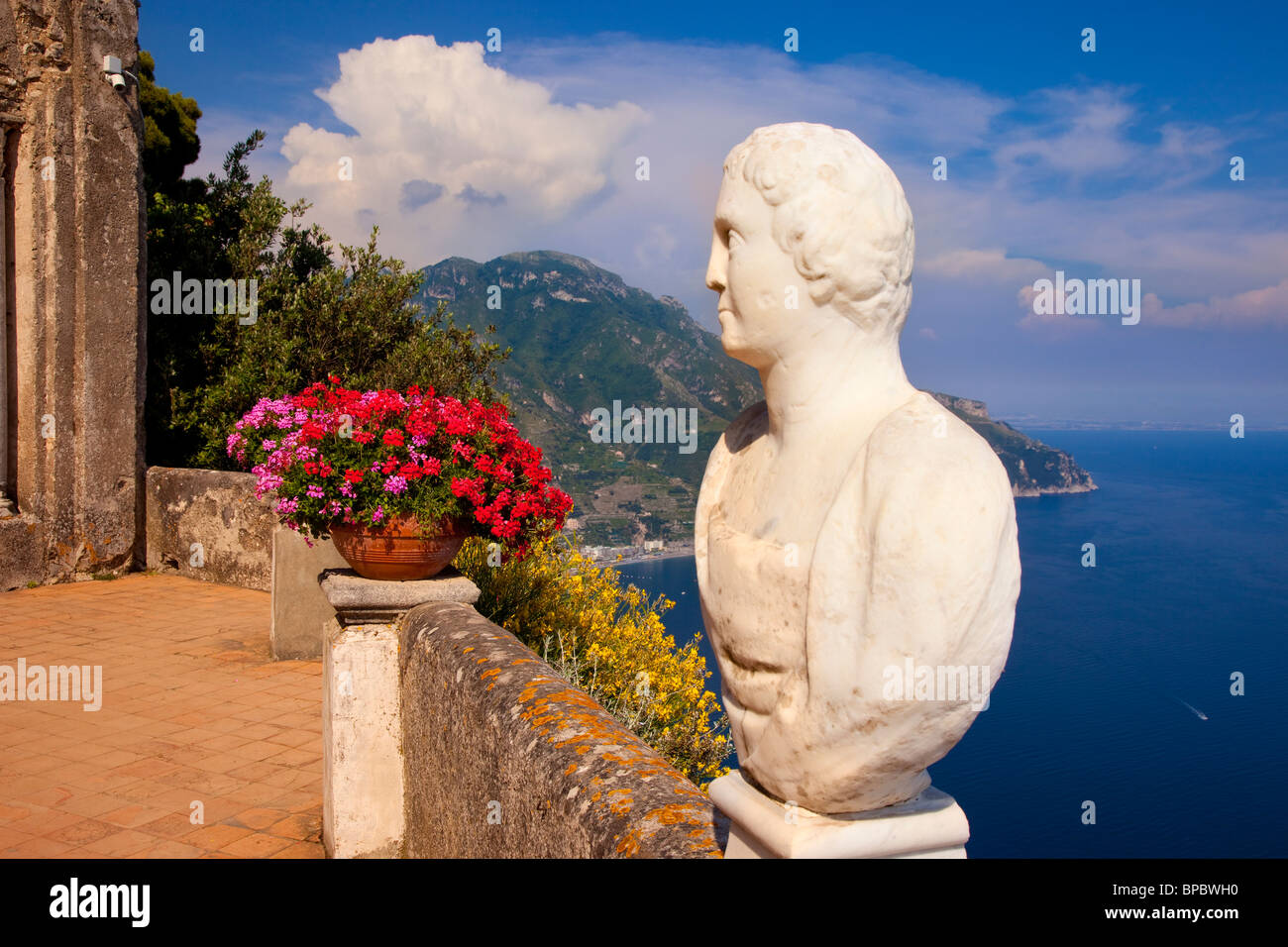 Statuen entlang der Terrasse der Villa Cimbrone in Ravello entlang der Amalfi Küste, Kampanien Italien Stockfoto