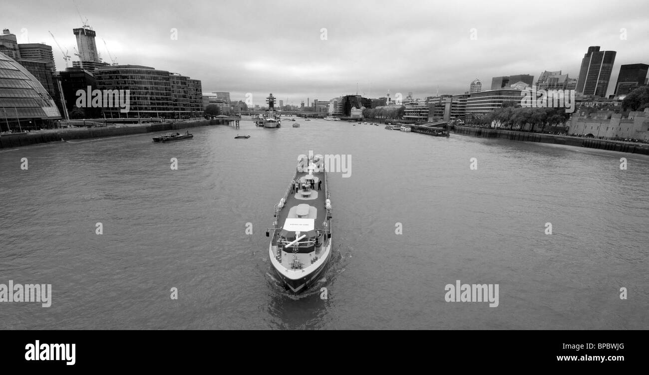 Ein schwarz-weiß Foto von einem corporate Boot auf der Themse. Ergriffen von der Tower Bridge. Stockfoto