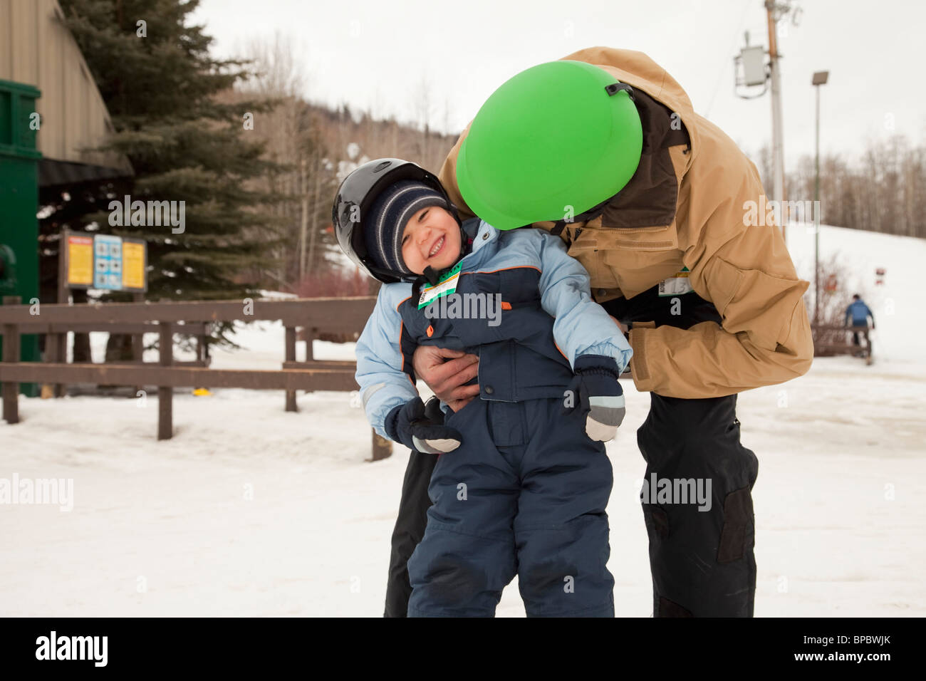 Red Deer, Alberta, Kanada; einem Vater und seinem kleinen Sohn mit Helmen, am Skigebiet Stockfoto