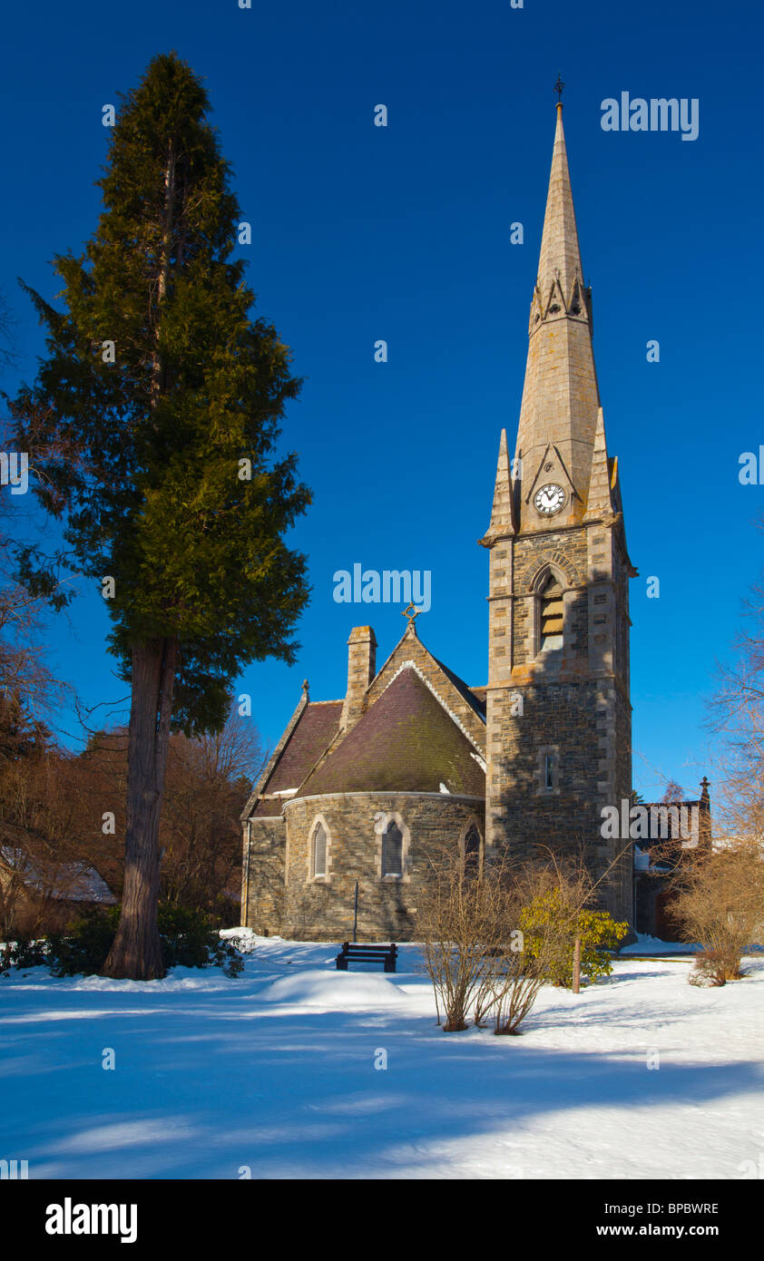 Schottland, Schottisches Hochland, Cairngorm National Park. Braemar Kirche fotografiert an einem Wintermorgen gestochen scharf. Stockfoto