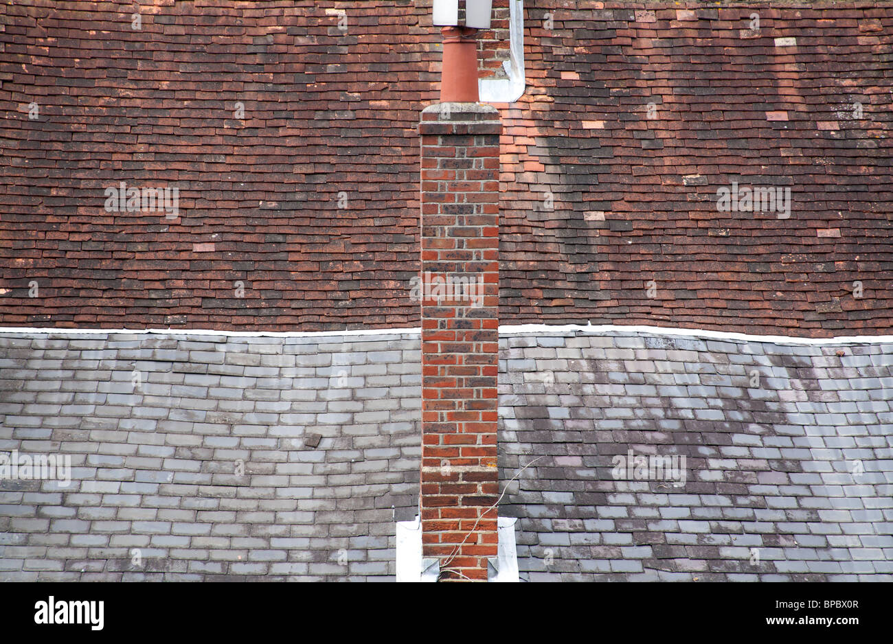 Kontrastierende Terrakotta und Schiefer Ziegeldach, Chichester, West Sussex, England UK Stockfoto