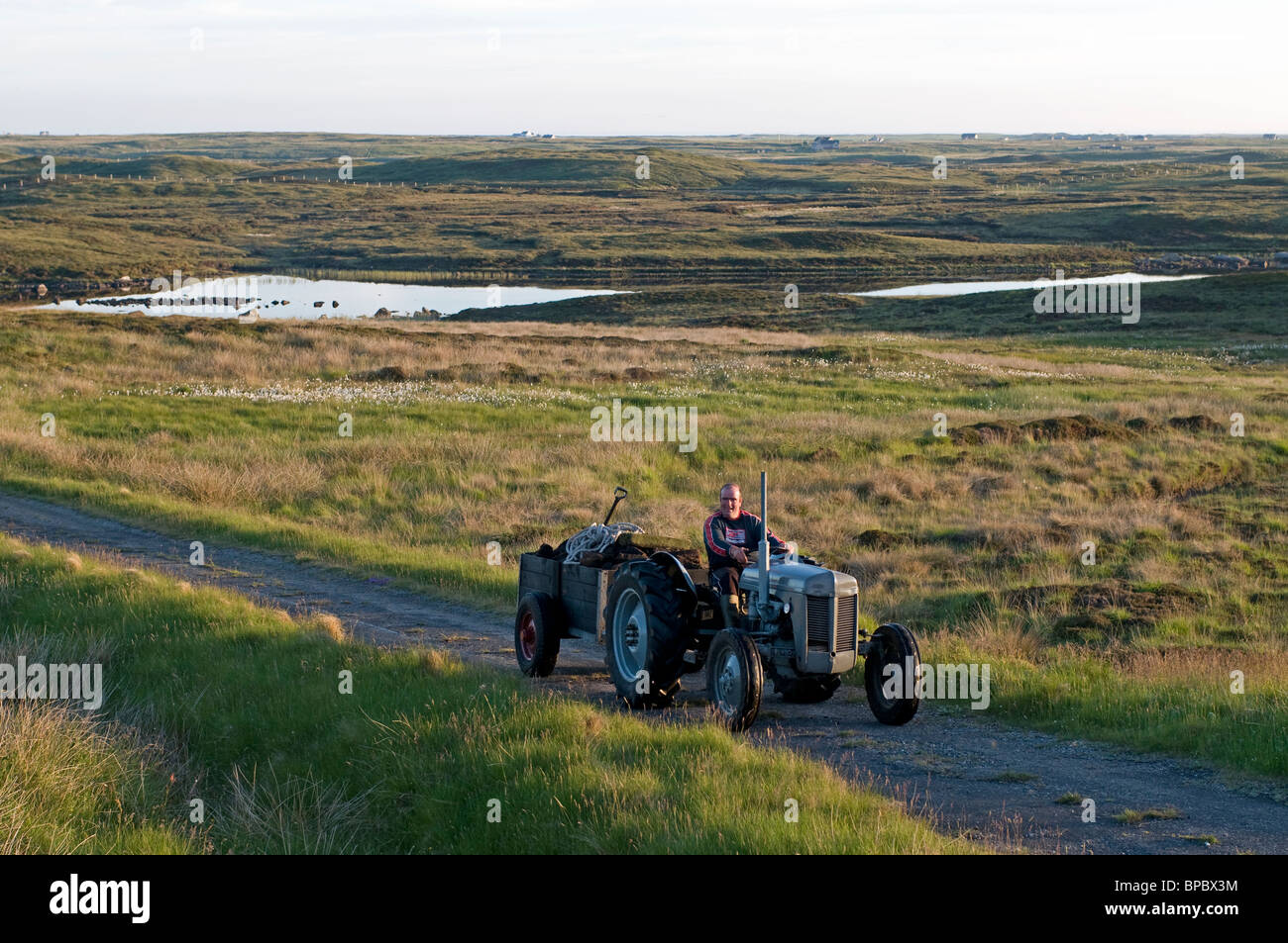 Der Torf in Stonybridge, South Uist, äußeren Hebriden, Werstern Inseln, Schottland nach Hause zu bringen.  SCO 6387 Stockfoto