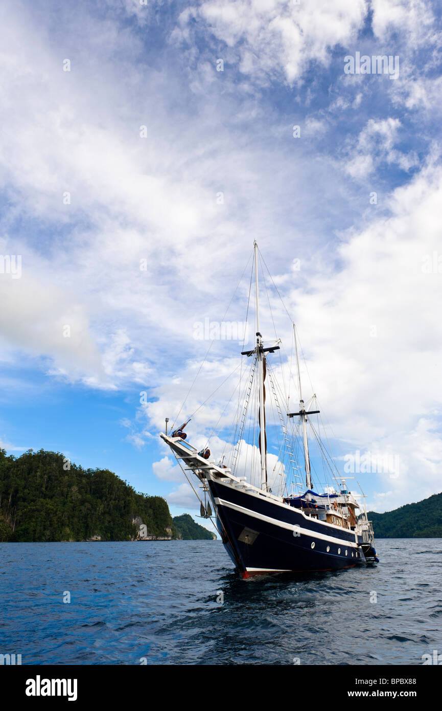 Tauchsafari Tauchboot, Triton Bay, West Papua, Indonesien. Stockfoto