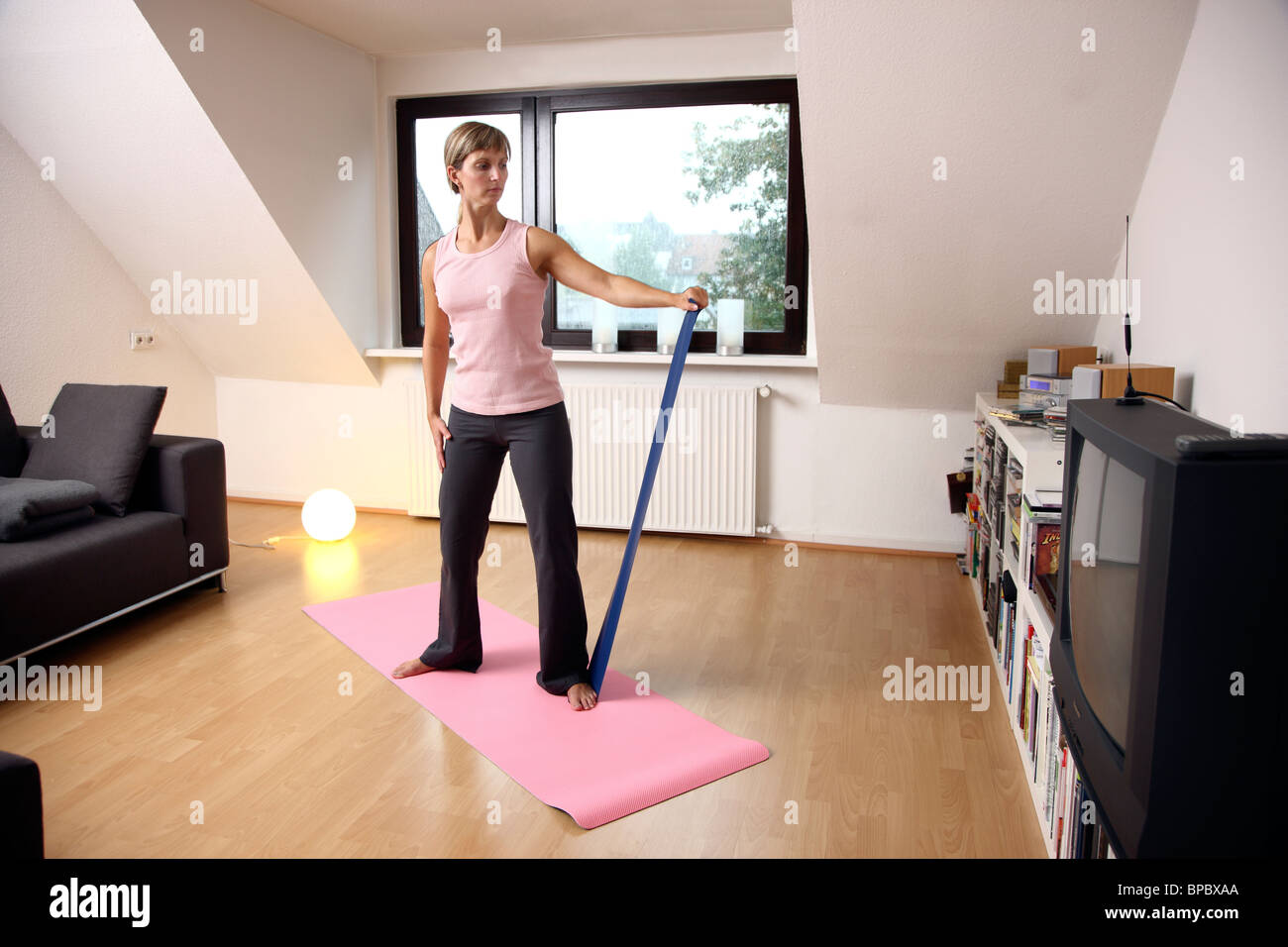 Junge Frau Yogaübungen zu Hause. Stockfoto