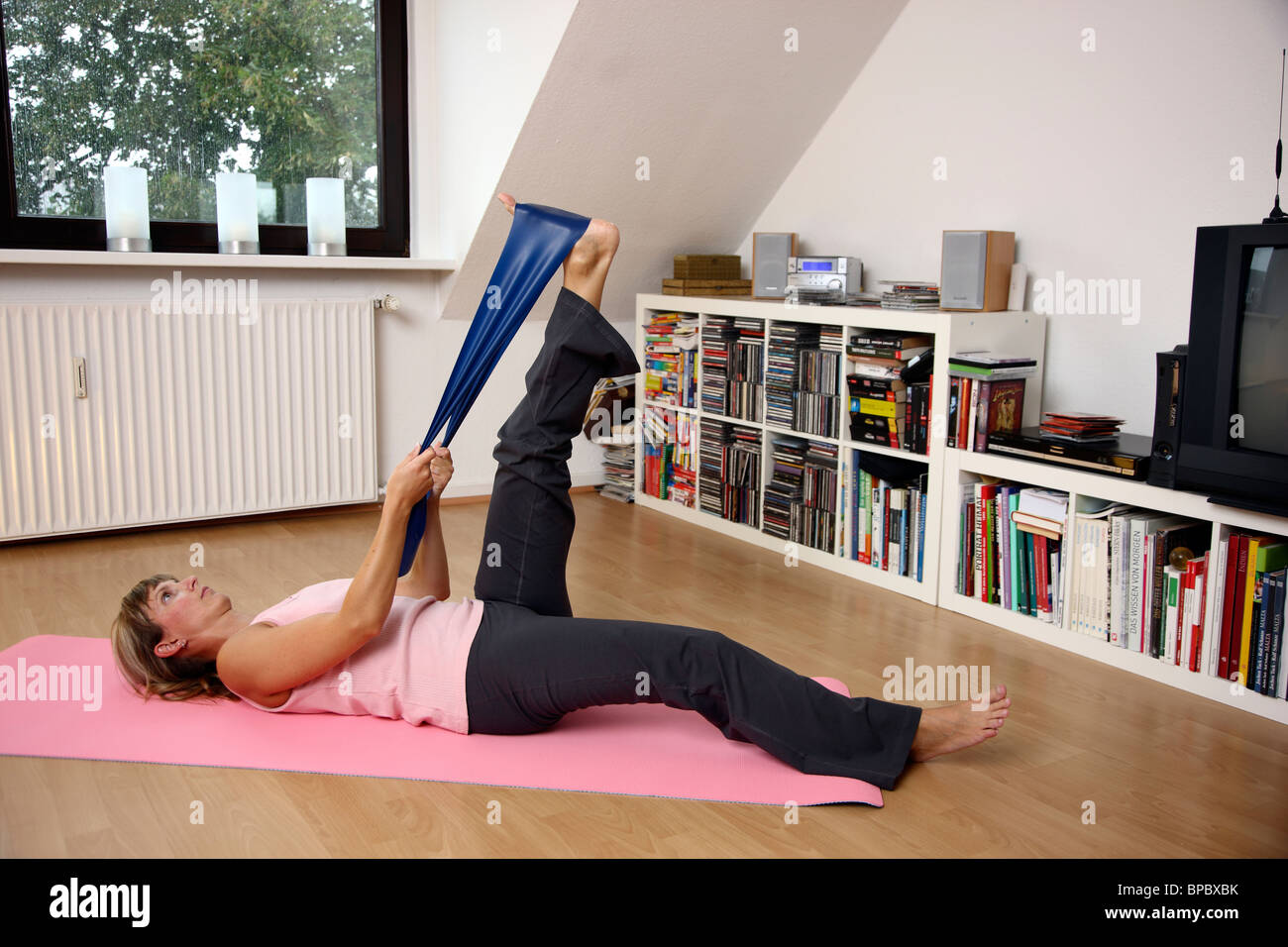 Junge Frau Yogaübungen zu Hause. Stockfoto