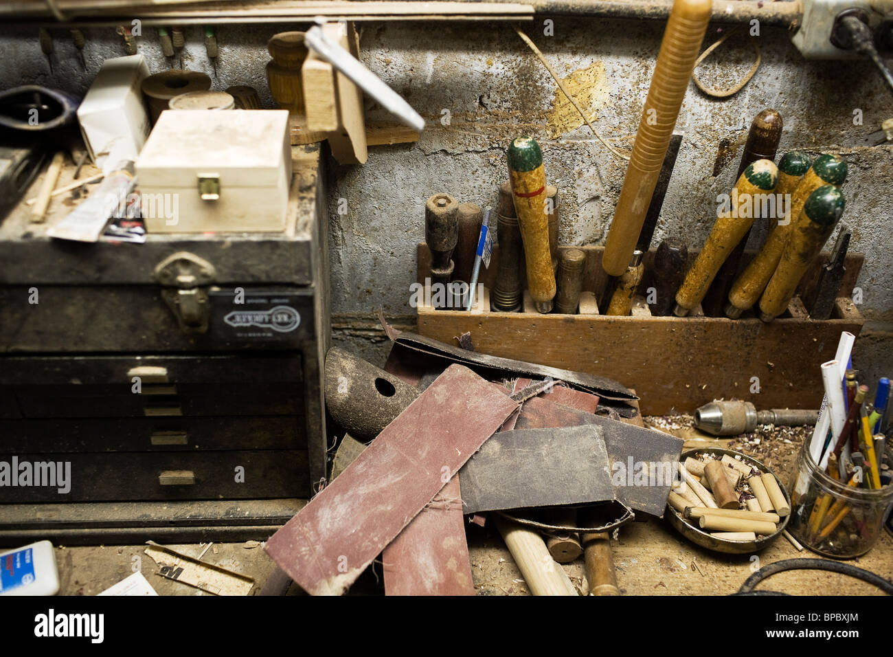 Alte Werkzeuge in einer Garage / Keller Woodshop Stockfoto