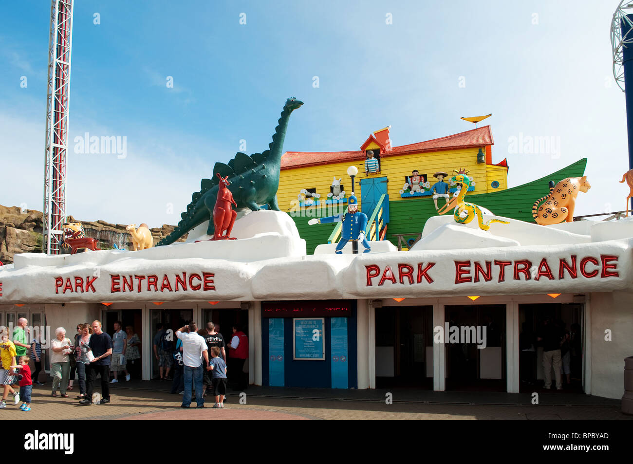 der Eingang zum Messegelände "Pleasure Beach" in Blackpool, Lancashire, England, uk Stockfoto