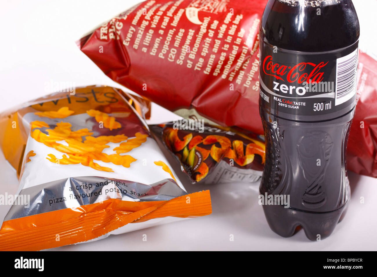 Coke Zero und Pakete von Snacks und Chips. Stockfoto