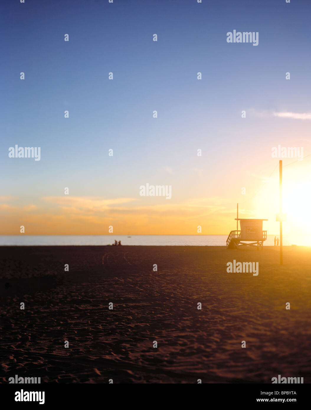 Wählen Sie Fokus / flacher Schärfentiefe Feldbild Rettungsschwimmer-Hütte / stand an einem Strand bei Sonnenuntergang / Sonnenaufgang Stockfoto