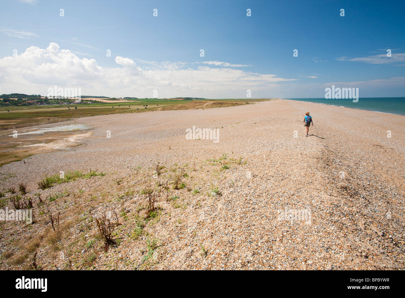 Der Sturm-Strand von Cley verletzt durch schwere Stürme, die nur mit steigenden Meeresspiegel steigen. Stockfoto