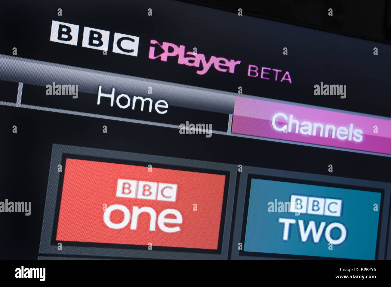 UK, Europa. Close-up Screenshot eines modernen Fernsehers Beta-Kanäle BBC iPlayer auf Freesat-Bildschirm angezeigt Stockfoto