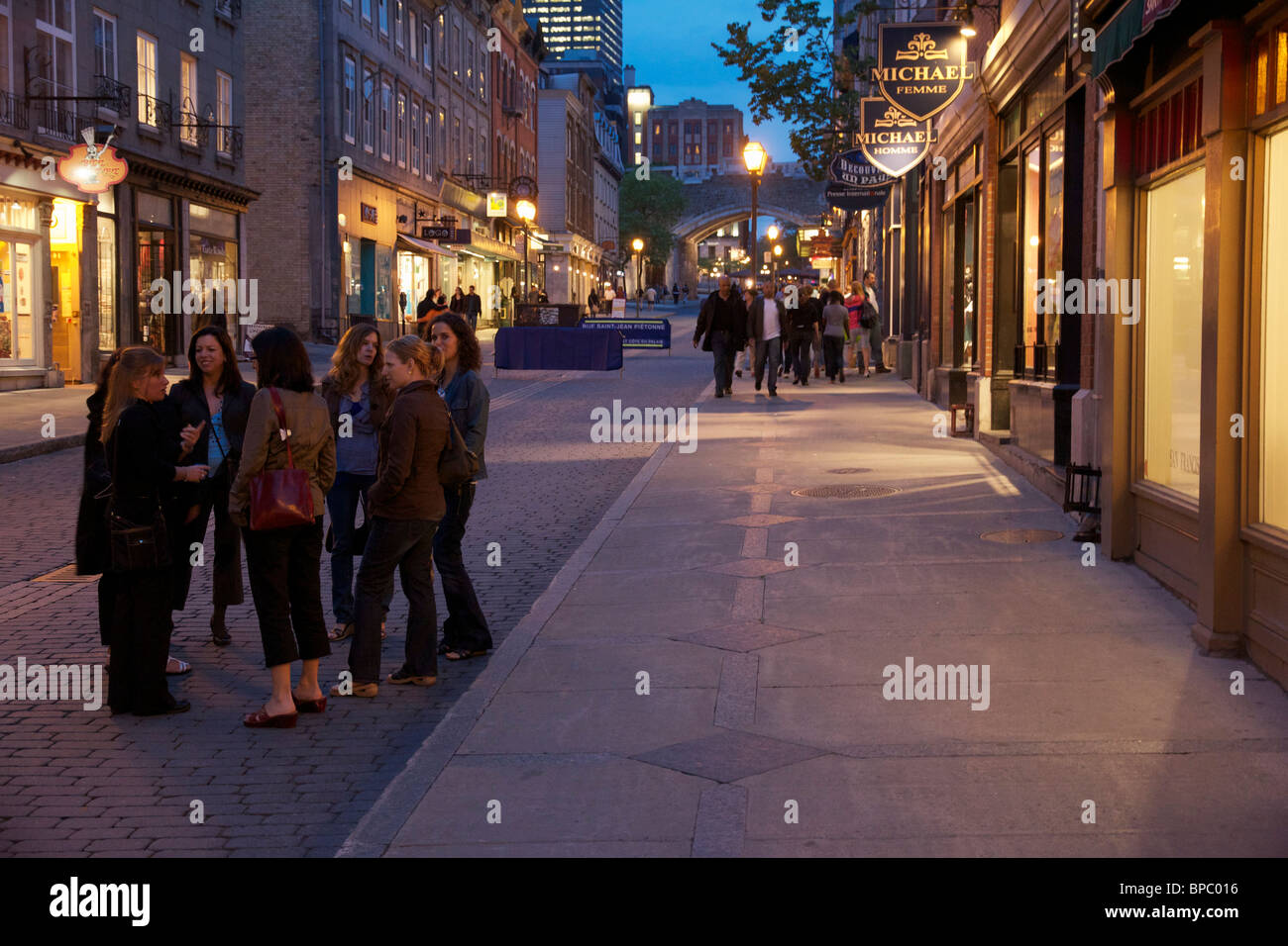 Gruppe junger Frauen, für den Abend. Rue Saint-Jean, alte Quebec City, Kanada. Stockfoto