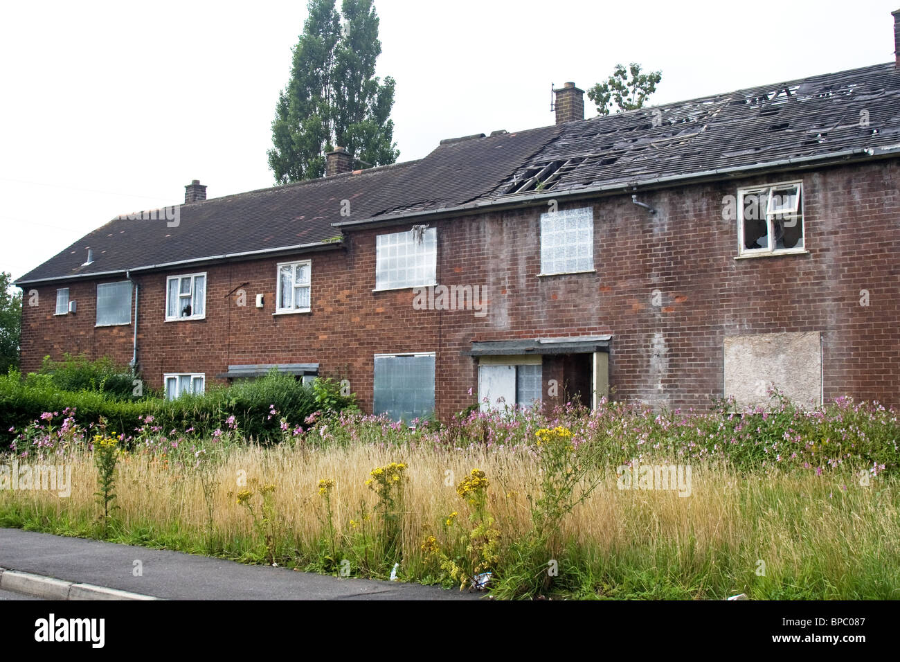 Verfallene ehemalige Rat befindet sich auf dem Anwesen von Langley (ursprünglich Manchester Overspill) Middleton, größere Manchester, UK Stockfoto