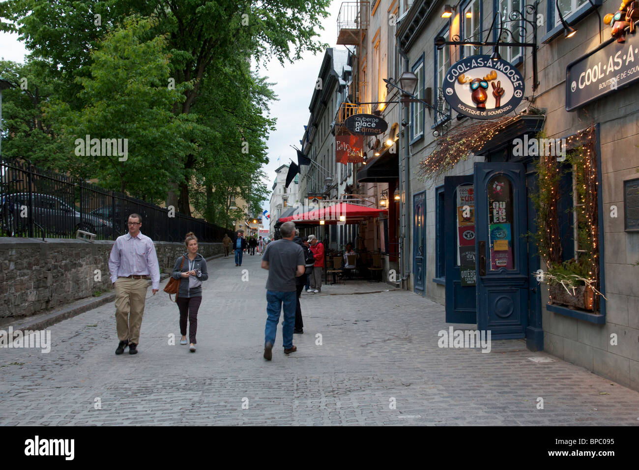 Fußgänger auf Rue Sainte-Anne. Quebec Stadt, Kanada. Cool wie ein Elch-Souvenir-Shop. Stockfoto